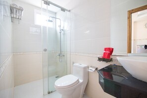 Familierom | Bad | Dusj, toalettartikler (inkludert) og håndklær