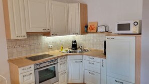 Kühlschrank, Mikrowelle, Ofen, Wasserkocher mit Kaffee-/Teezubehör