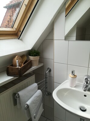 Comfort House, Non Smoking, Garden View | Bathroom | Hair dryer, soap, toilet paper - Ferienhof Trapp Heuhotel (Dahlenburg)