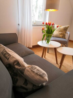 Comfort Condo, 2 Bedrooms, Valley View | Living area