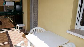 패밀리 아파트, 침실 2개, 1층 | 발코니