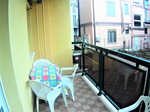 อพาร์ทเมนท์สำหรับครอบครัว, 2 ห้องนอน, ชั้นล่าง | บริเวณนั่งเล่น | ทีวีจอแบน