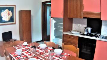 패밀리 아파트, 침실 2개, 1층 | 전용 주방 | 대용량 냉장고, 오븐, 쿡탑, 에스프레소 메이커