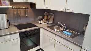 ثلاجة، فرن، ماكينة لصنع القهوة/الشاي، غلّاية كهربائية