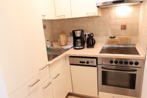 Kühlschrank, Ofen, Geschirrspüler, Wasserkocher mit Kaffee-/Teezubehör