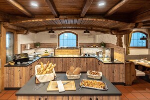 包含每日自助早餐