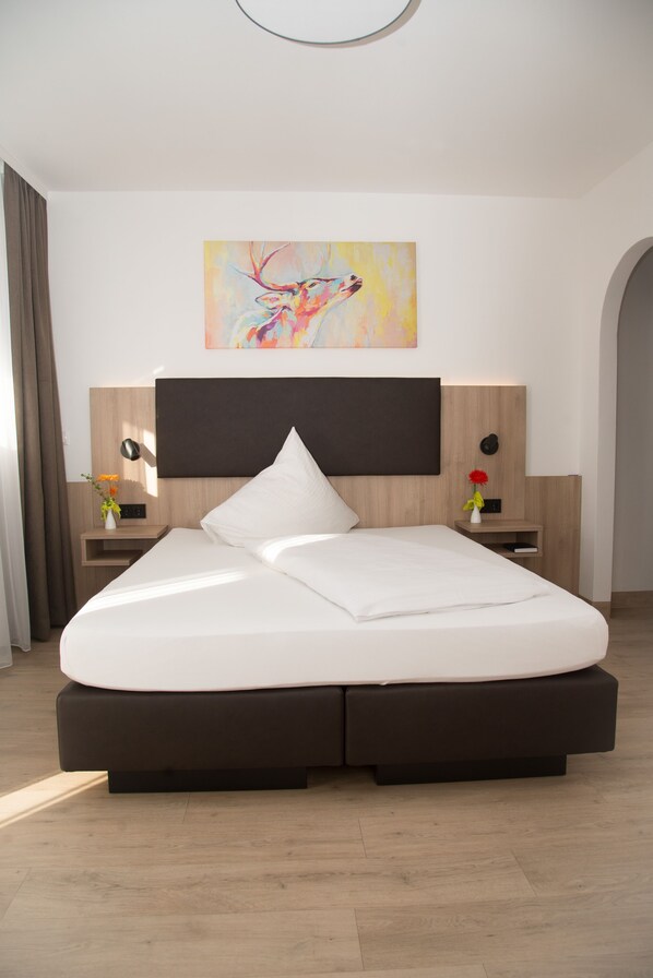 Single Room | Desk, laptop workspace, blackout drapes, iron/ironing board