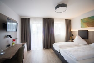 双人房, 1 张双人床 | 办公桌、笔记本电脑工作区、遮光窗帘、熨斗/熨板