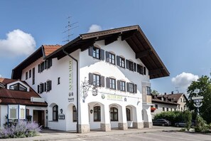 Un bâtiment blanc sur lequel on peut lire l’inscription suivante : « ALTER HOF HOTEL RESTAURANT BERGERMONT ».