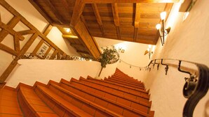 A staircase with wooden steps and white walls, leading upwards. - Hotel Alter Hof (Vaterstetten)