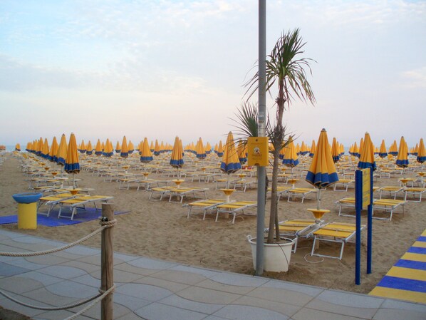 Private beach, white sand, 3 beach bars - App'artamento Soyus n.10 (Jesolo)