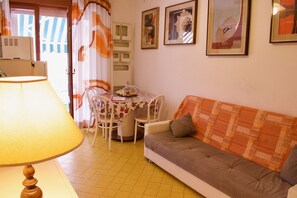 Apartamento família, 1 quarto, vista parcial para o mar | Área de estar | TV de tela plana