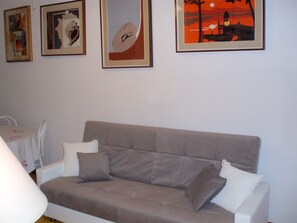 Familienapartment, 1 Schlafzimmer, eingeschränkter Meerblick | Wohnbereich