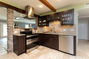 Kylskåp, mikrovågsugn, ugn och spishäll