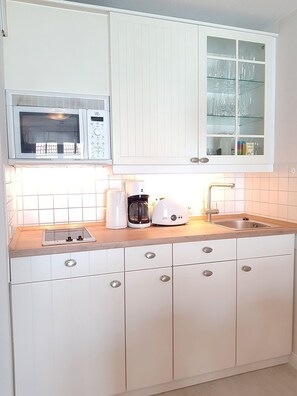 Køleskab, mikrobølgeovn, opvaskemaskine, kaffe-/temaskine