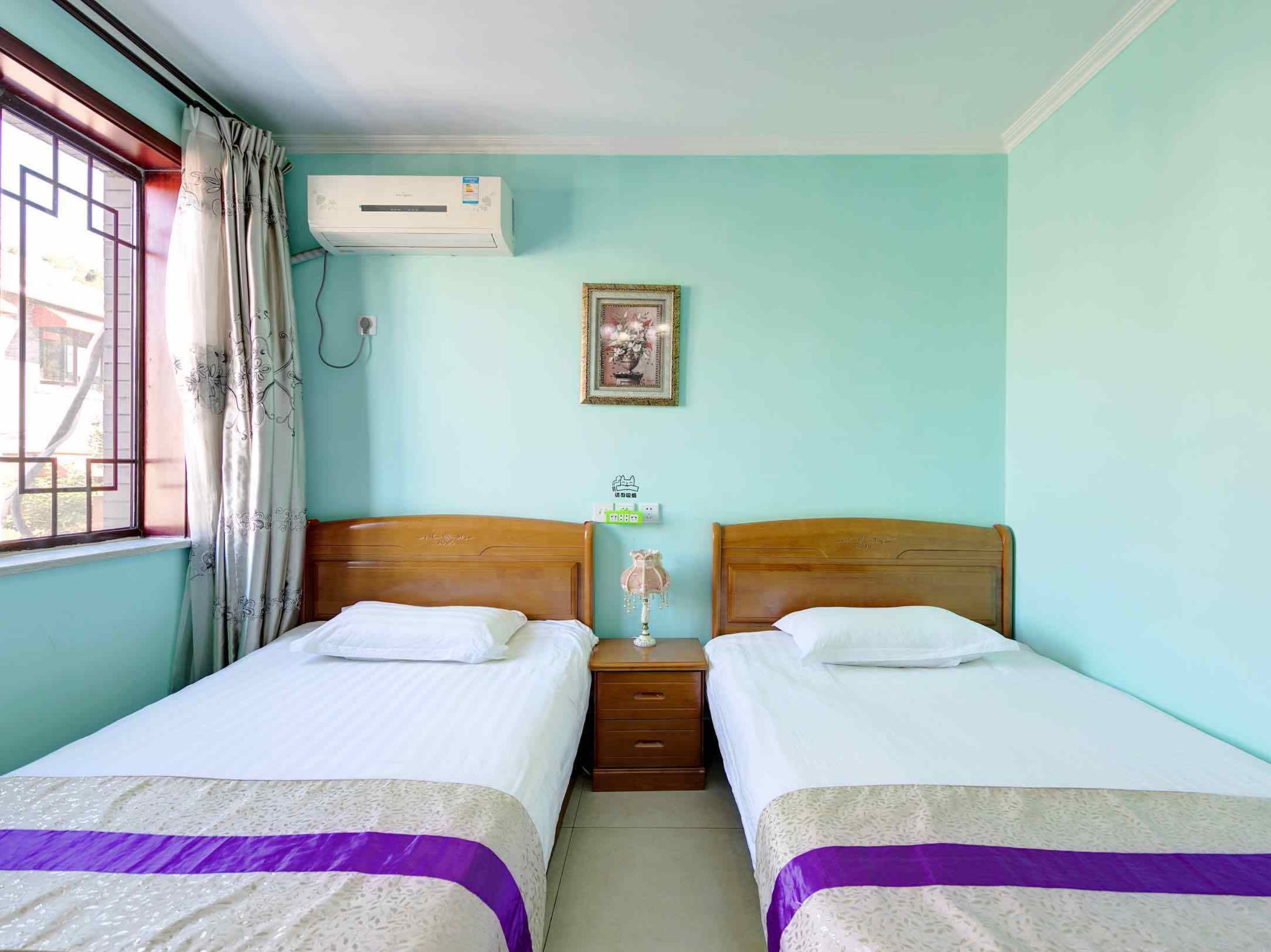 Habitación con 2 camas individuales | Escritorio, cortinas opacas, wifi gratis