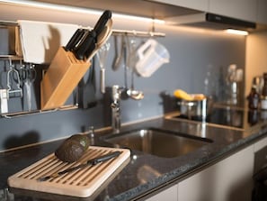 Kühlschrank, Ofen, Geschirrspüler, Kochgeschirr/Geschirr/Besteck