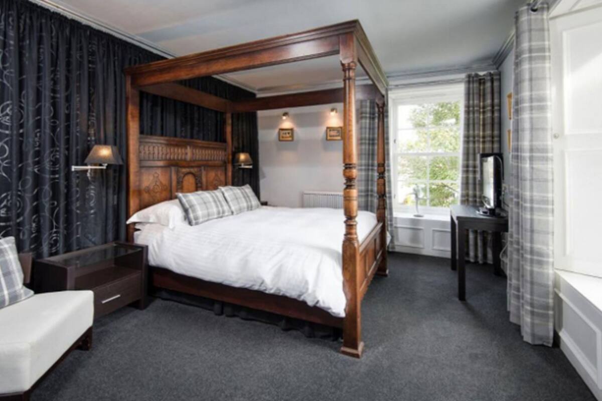 Deluxe Double Room (Four Poster Bed)