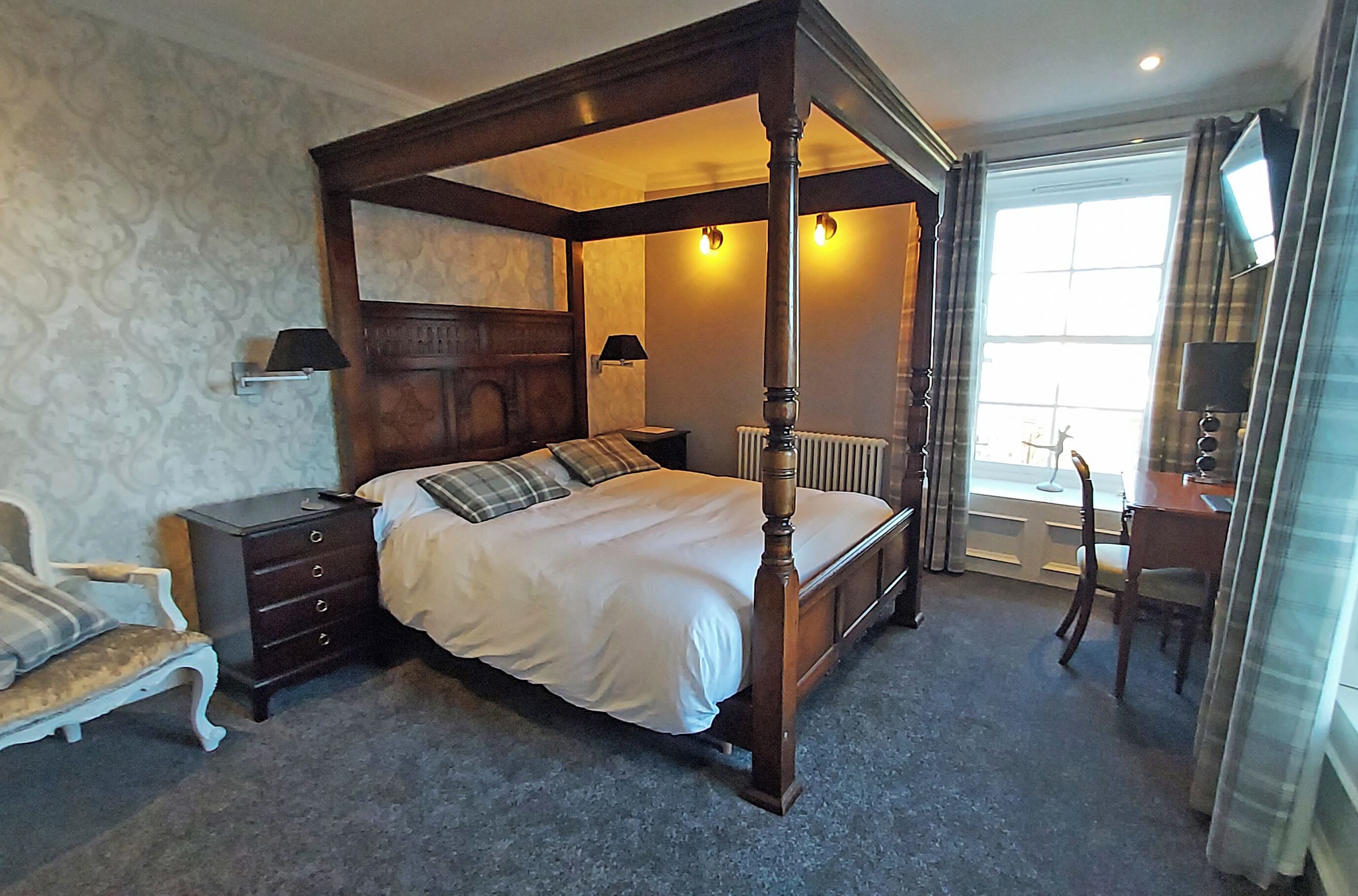 Superior Double Room (Four Poster Room 4) | Free WiFi, bed sheets