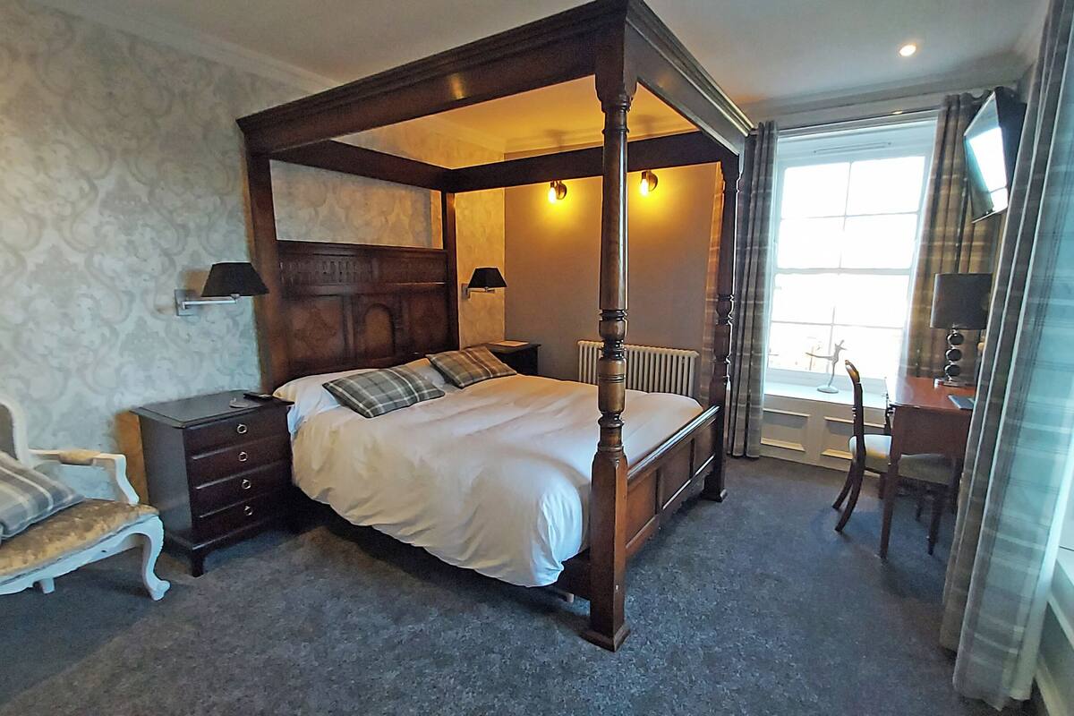 Superior Double Room (Four Poster Room 4) | Free WiFi, bed sheets