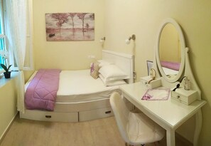 Apartemen, pemandangan kebun | Seprai premium, brankas, meja kerja, dan tirai kedap cahaya