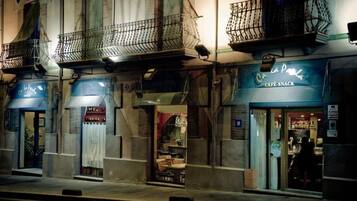 Mặt tiền nơi lưu trú - ban đêm