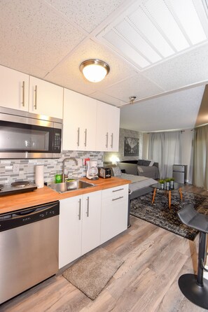 Jääkaappi, mikroaaltouuni, uuni, liesi