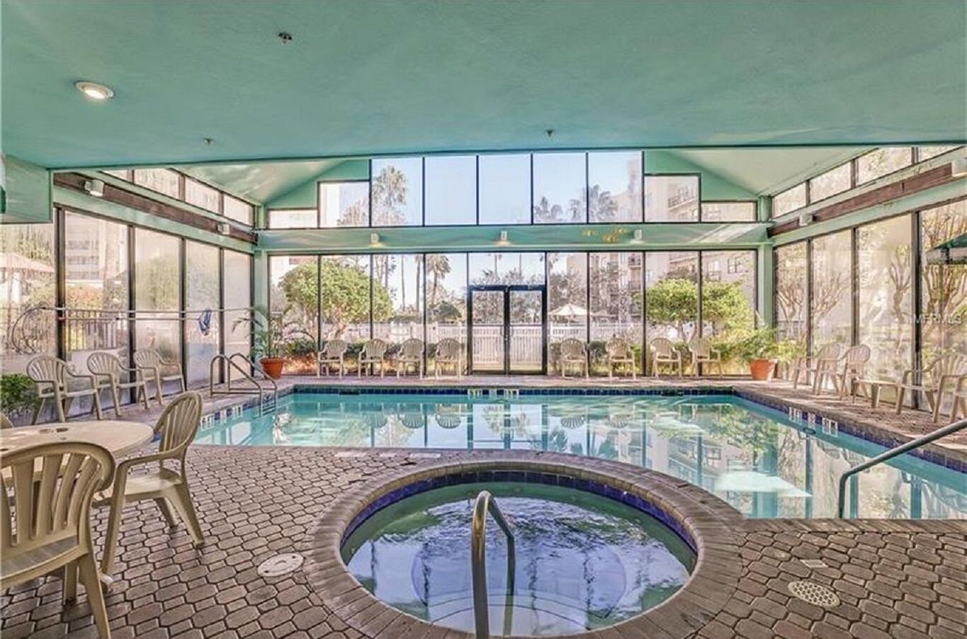 Una piscina cubierta, una piscina al aire libre