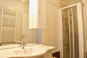 Dusche im Bad