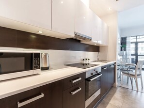 Appartement (Dune A 119) | Privékitchenette | Een koelkast, een kookplaat, een vaatwasser, een waterkoker