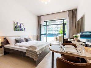 Tabla de planchar con plancha, wifi gratis y ropa de cama