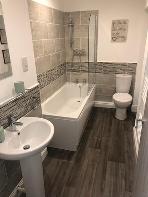 Een douche, een haardroger, handdoeken