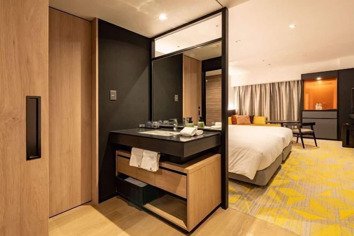 Down duvets, in-room safe, blackout curtains, soundproofing