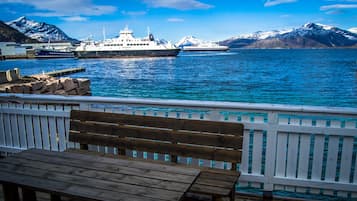 Economy slaapzaal, uitzicht op zee | Terras