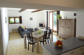 Interior - Plain foot of charm 70m ², private garden of 100m ² seen on fountains, plane trees  (Apt)
