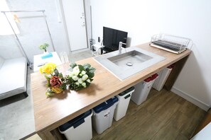 Casa | Cocineta privada | Refrigerador, microondas, parrilla de estufa y utensilios de cocina 