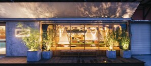 Façade de l’hébergement - soirée/nuit
