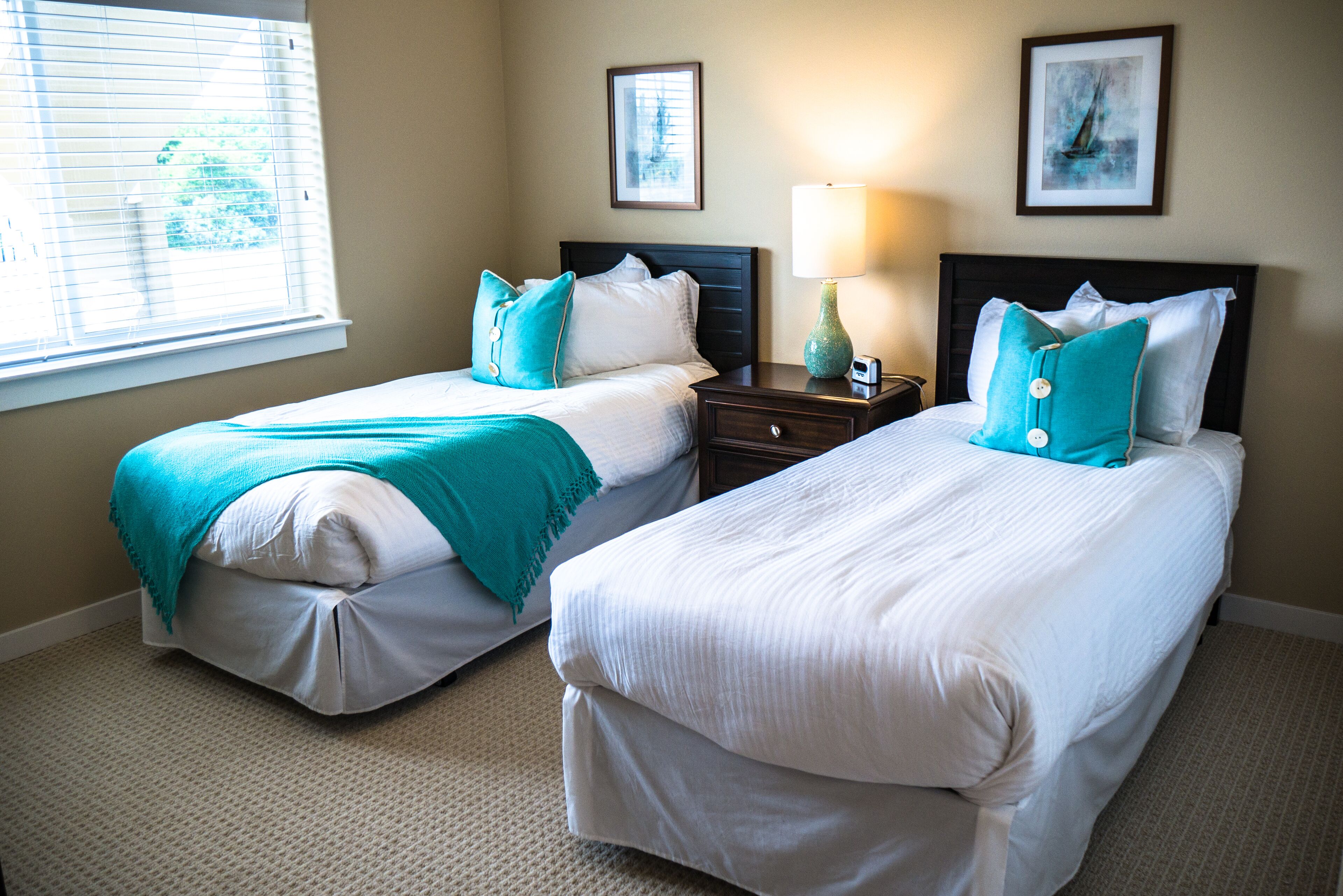 2 slaapkamers, een strijkplank/strijkijzer, internet, beddengoed