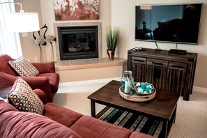 TV, fireplace, DVD player - Maritime Refuge Condominium - Oyhut Bay Seaside Village (Ocean Shores)