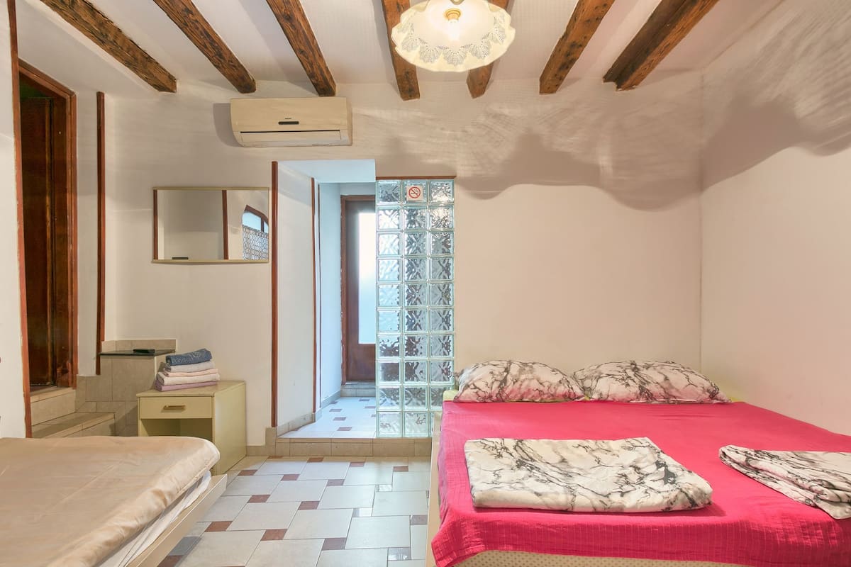 Triple Room, Private Bathroom | WiFi (free), bed sheets