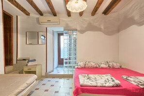 Triple Room, Private Bathroom | Free WiFi, bed sheets - Hostel Pula (Pula)