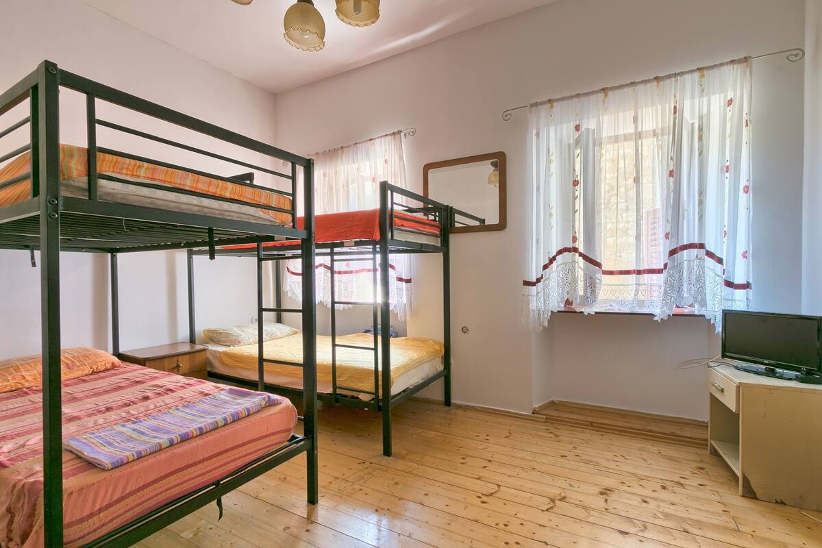 Shared Dormitory, Mixed Dorm (7 Beds) | WiFi (free), bed sheets