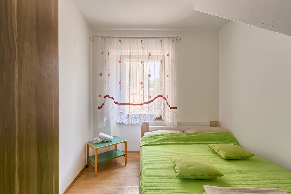 Double Room, Shared Bathroom | WiFi (free), bed sheets