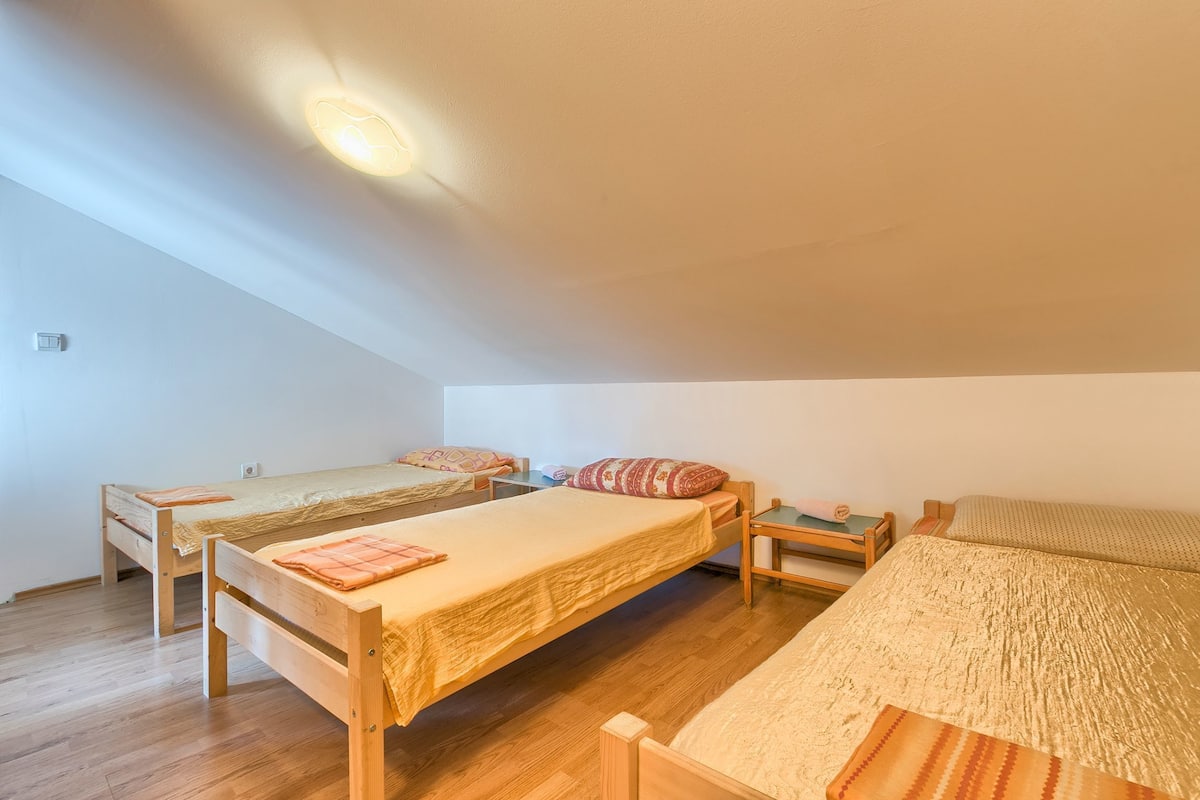 Triple Room, Shared Bathroom | WiFi (free), bed sheets