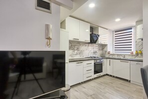 Apartment | Eigene Küche | Kühlschrank, Ofen, Herdplatte, Kochgeschirr/Geschirr/Besteck