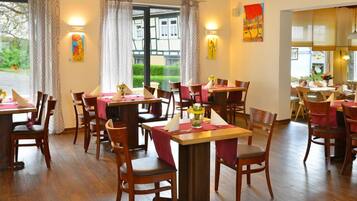 Sudah termasuk sarapan prasmanan setiap hari