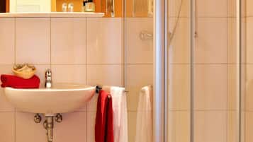 Kostenlose Toilettenartikel, Haartrockner, Handtücher