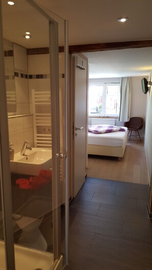 Panoramic Condo, Balcony, Lake View (Mainaublick) | Private kitchen | Fridge, microwave, oven, stovetop - Winzerhäusle Meersburg (Meersburg)