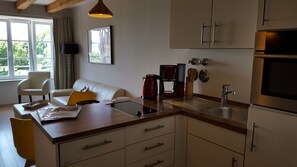 Condo romântico, vista para o lago | Cozinha privada | Geladeira, micro-ondas, fogão, cooktop