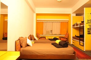 In-room safe, iron/ironing board, free WiFi, bed sheets - The Hosteller Jaipur (Jaipur)